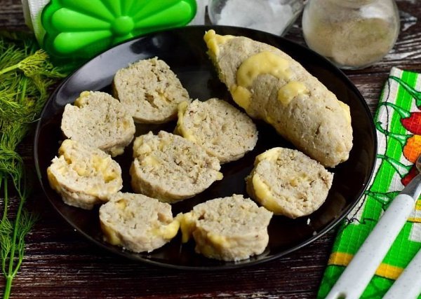 Куриная колбаса с сыром.Ингредиенты:Куриное филе — 350 гСыр твердый — 100 гЖелатин — 1 ч. л.Чеснок ...