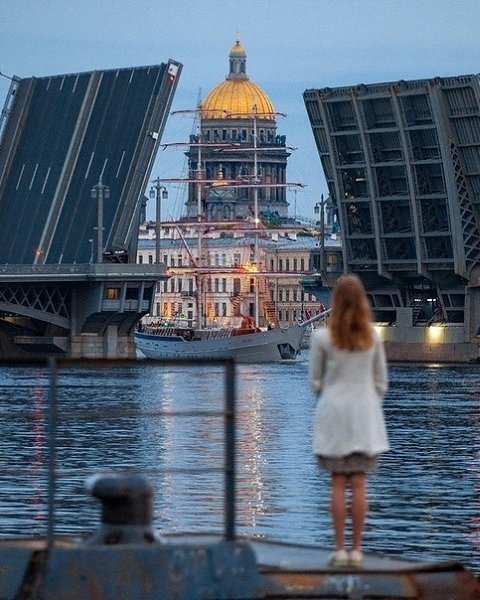 Бриг «Россия» символ праздника «Алые паруса» плыл ночью по центру Петербурга