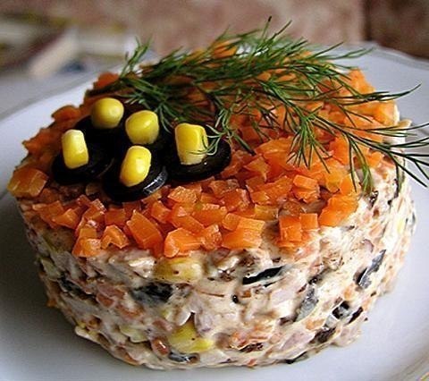 Очень вкусный салатик! .Ингредиенты:400гр. белого куриного мяса, 100гр. чернослива, 1 морковь, 2ст.л ...