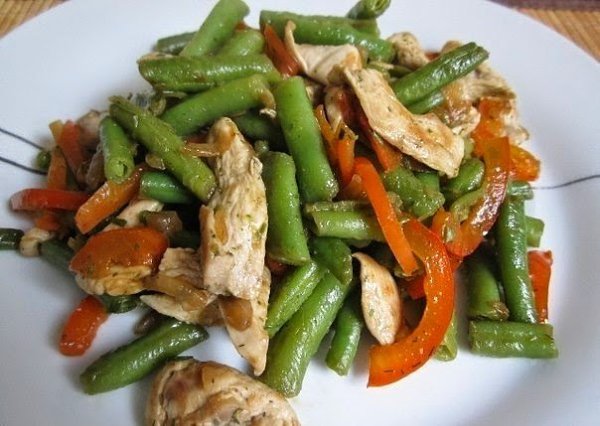 Тёплый куриный салат.Состав:250 г куриного филе500 г стручковой фасоли (замороженная)1 красный ...