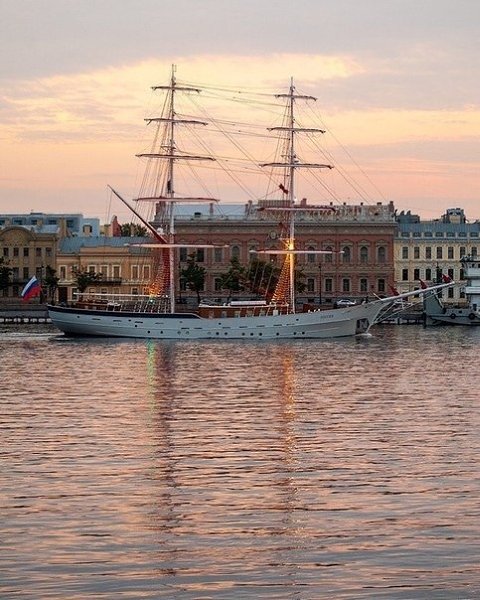 Бриг «Россия» символ праздника «Алые паруса» плыл ночью по центру Петербурга - 3