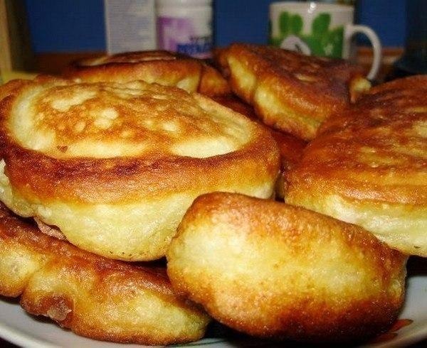 Должно быть в копилке каждой хозяйки Пышные оладьи на кефире.Ингредиенты:-На 2,5-3 десятка -500 мл ... - 2