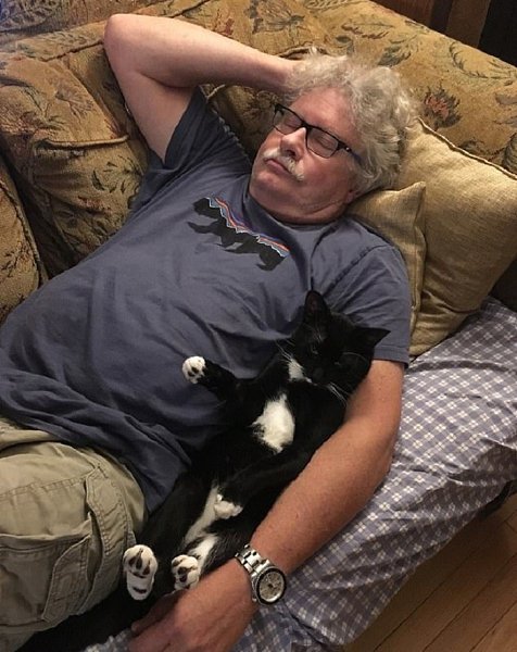 Стадии принятия кота отцом: 1. Я НЕ ПОТЕРПЛЮ КОТА В НАШЕМ ДОМЕ! 2. Он бесит, но пусть живёт, раз ... - 2