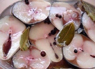 Скумбрия за три минуты.Ингредиенты:Скумбрия (средняя) — 1 штЛуковая шелуха (сколько есть, на ...