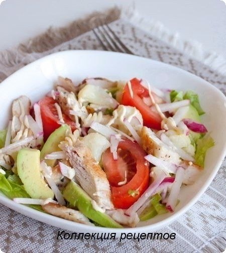Калифорнийский куриный салат.Ингредиенты:1) Куриное филе 400 гр.,2) Томат 100 гр.,3) Авокадо 100 ...