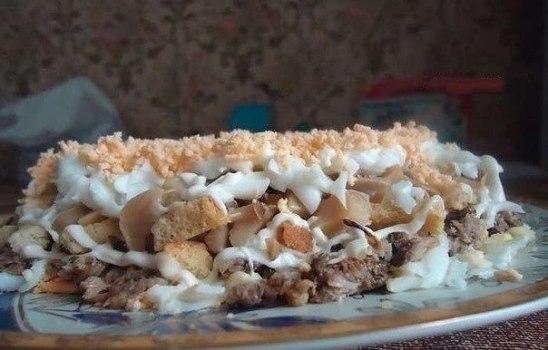 Салат со шпротами. Отвариваем яйца. Лук режем полукольцами и обжариваем. Грибы режем и обжариваем ...