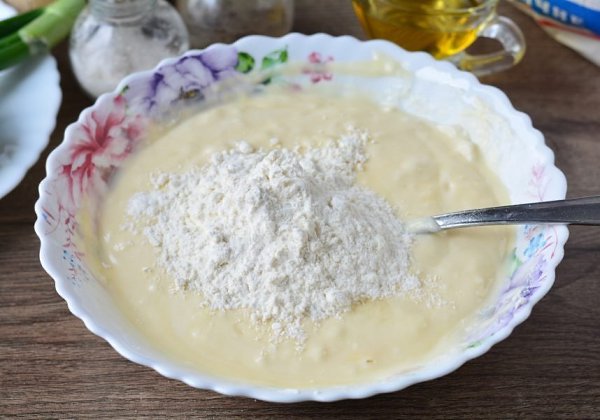 Пирог с картошкой и яйцом .Ингредиенты:Кефир — 200 гМука пшеничная — 350 гЯйца куриные для начинки — ... - 4