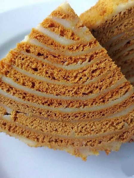ТОРТ «КАРАМЕЛЬНЫЙ МЕДОВИК». Медово-карамельные коржи и нежный шелковистый крем. От медовика мало кто ... - 4