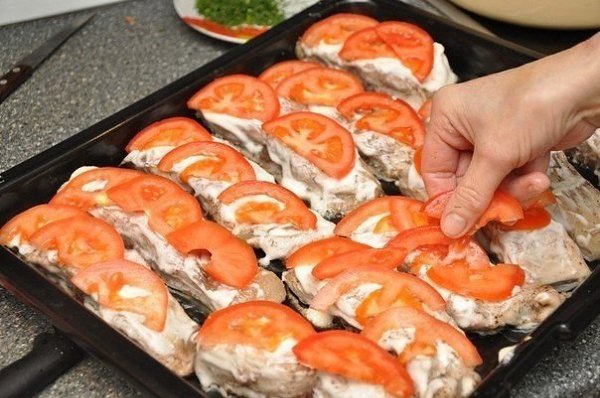 Рыбка с сыром и помидорами.Ингредиенты: рыба толстолоб (2-3 кг) – 1 шт., помидоры – 4 шт., сыр – 300 ... - 6