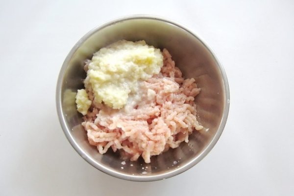 Котлеты из курицы с яблоками и петрушкой.Ингредиенты:Куриное филе — 500 гЛук репчатый — 1 шт.Яблоко ... - 2