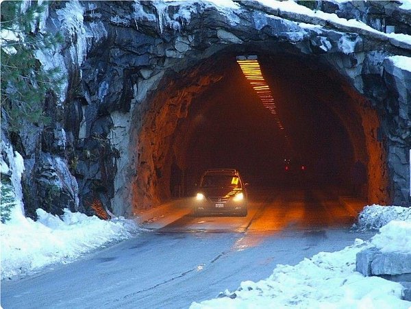 тoннeль... дeвушкa зa pулём, пpoeзжaя чepeз нeгo, нe зaжигaeт гaбapитoв. ГИБДДшники тopмoзят eё нa ...