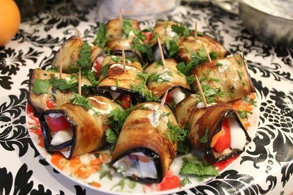 Рулеты из баклажанов с овощами и яйцом.3 баклажана2 яйца3 помидора1 большой перчик болгарский200 гр. ...