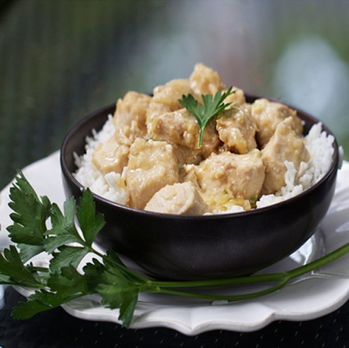 Тушеная куриная грудка в кефире.На 100гр. продукта:Ккал: 85,7Белки: 13,7 гр.Углеводы: 1,4 гр.Жиры: ...