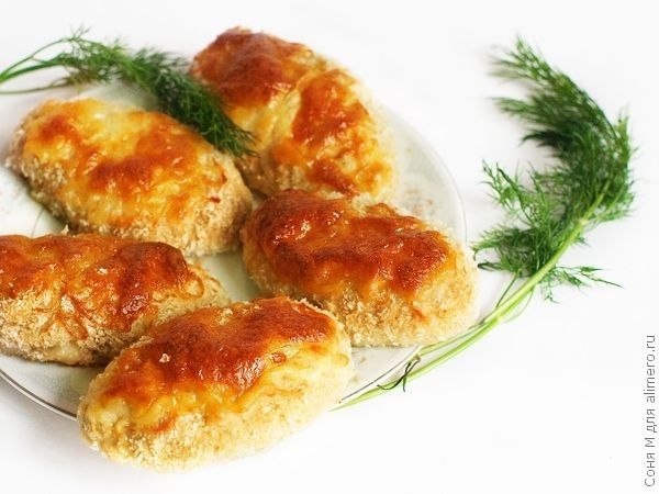 Куриные котлеты в духовке .На 100 гр - 143 ккал белки - 26 жиры - 3 углеводы - 3 Ингредиенты: 400 г ...