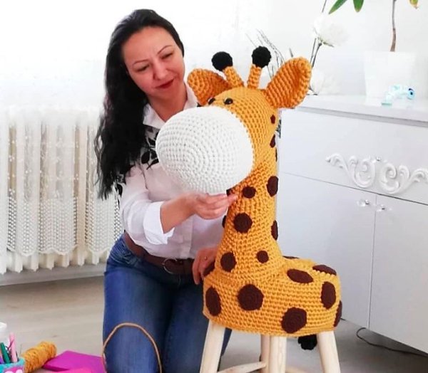 Вот какие замечательные чехлы на стулья делает девушка