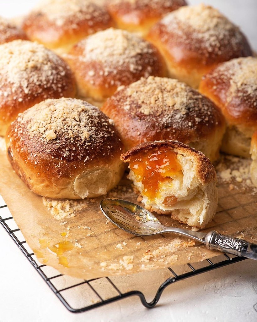 Булочки с крошкой штрейзель. Рецепт штрейзеля для булочек. Калорийность сдобной булочки с штрейзелем. Булочки с крошкой штрейзель. Булочки со сгущенкой и штрейзельной крошкой.