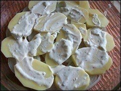 Картофельная запеканка с курицей и сыром (по-французски).Ингредиенты:Картошка – 600г.Лук – ... - 5