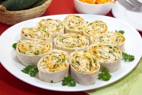 Рецепт вкусного рулета из лаваша.на 100грамм - 152.07 ккалБ/Ж/У - 17.02/4.63/9.45Ингредиенты:куриное ...