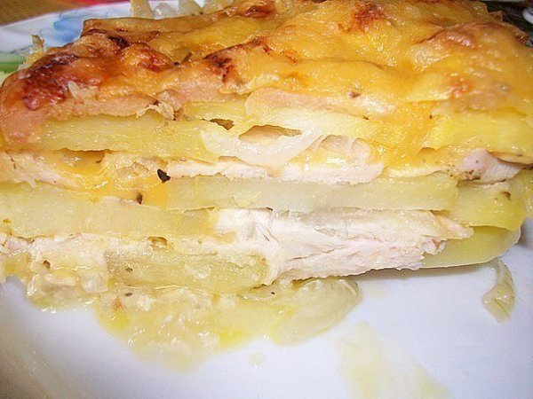Картофельная запеканка с курицей и сыром (по-французски).Ингредиенты:Картошка – 600г.Лук – ...
