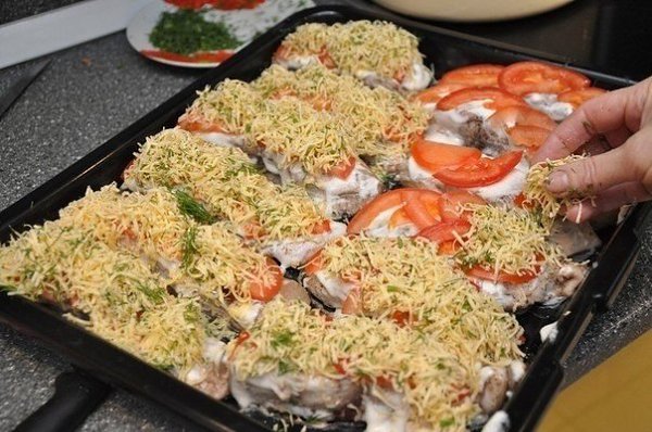 Рыбка с сыром и помидорами.Ингредиенты: рыба толстолоб (2-3 кг) – 1 шт., помидоры – 4 шт., сыр – 300 ... - 8