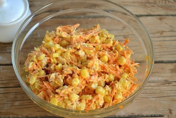 Салат с корейской морковкой и копченой курицей. Ингредиенты: Морковь по-корейски — 400 Грамм ...