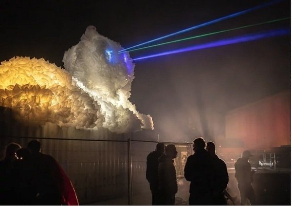 В Копенгагене появился гигантский персидский кот с глазами-лазерами размером 924 м. Кот сделан из 9 ... - 3