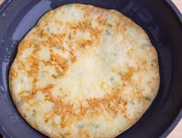 Сырные лепешки с зеленью.Ингредиенты:Сметана 15-20% - 300 гЯйца -3 шт.Сыр твердый – 200 гМука – 4-5 ... - 6