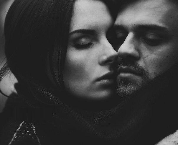 Ты знаешь, счастье в ласковых словах.И в поцелуе мягком полусонном.Так сладко вместе утонуть в ...