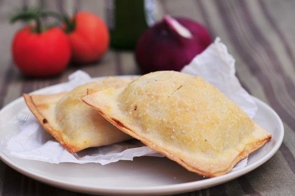 Пирожки с грибами и свининой.Ингредиенты:Мука 2,2 ст.Соль 3 ч. л.Сливочное масло 10 ст. л.Яйца 1 ...