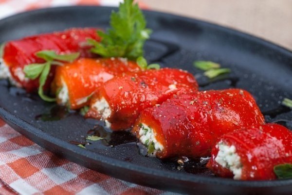 РУЛЕТИКИ ИЗ ПЕЧЕНОГО ПЕРЦА С СЫРОМ И ТРАВАМИ.Ингредиенты:1 кг красного перца (желательно выбирать ... - 8