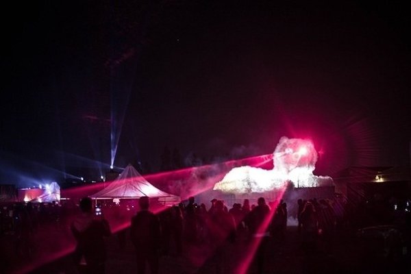 В Копенгагене появился гигантский персидский кот с глазами-лазерами размером 924 м. Кот сделан из 9 ... - 4