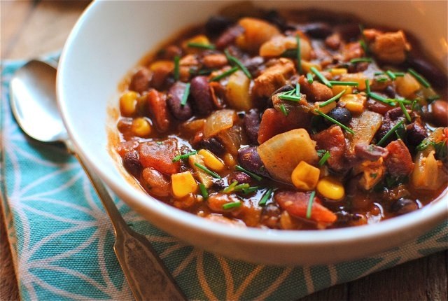 Запеченная курица с фасолью: сбалансированный обед! на 100 грамм - 79.52 ккалБ/Ж/У - 12.35/0.98/5.41 ...