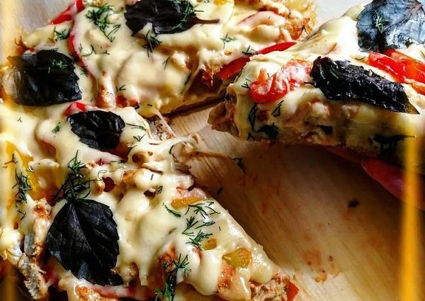 Пицца на основе из куриной грудки.Её можно есть даже на ночь!Ведь тесто готовится из куриной грудки ...