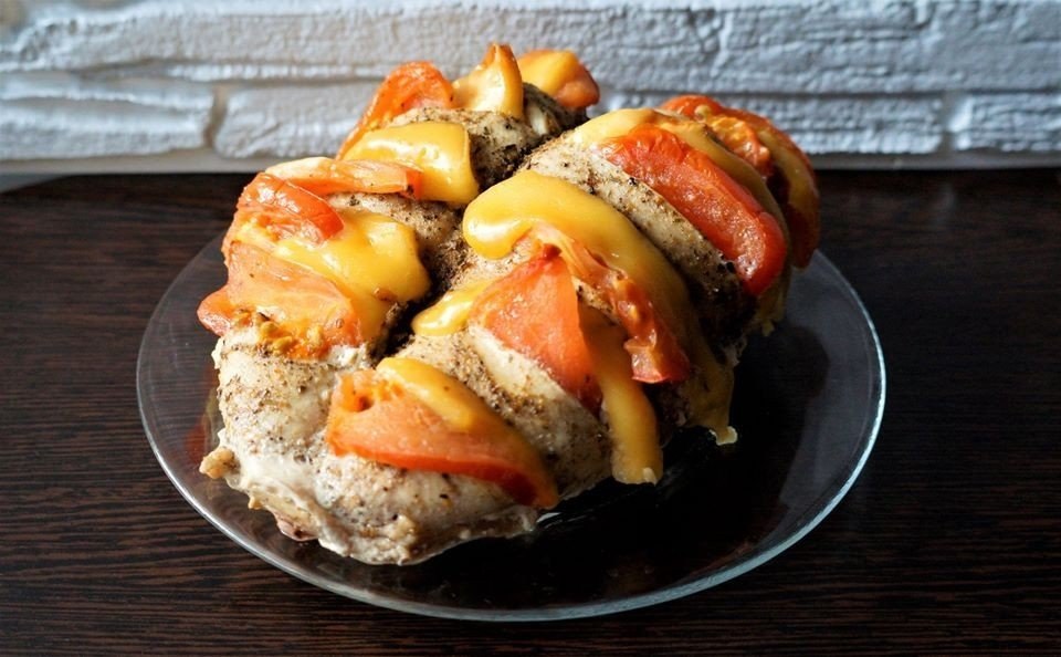 Грудка гармошкой с сыром и помидорами. Куриная грудка гармошка с помидорами и сыром в духовке. Грудка гармошка с помидорами и сыром в духовке. Куриное филе гармошка с помидорами и сыром в духовке. Грудка куриная запеченная в духовке с помидорами и сыром.