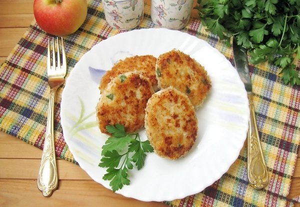 Котлеты из курицы с яблоками и петрушкой.Ингредиенты:Куриное филе — 500 гЛук репчатый — 1 шт.Яблоко ...