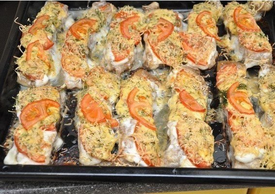 Рыбка с сыром и помидорами.Ингредиенты: рыба толстолоб (2-3 кг) – 1 шт., помидоры – 4 шт., сыр – 300 ... - 9
