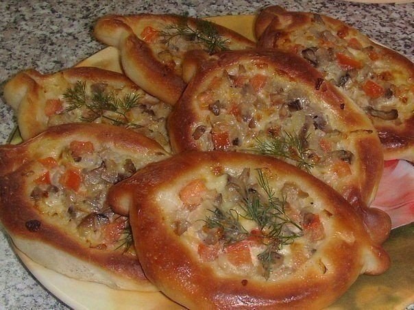 Пирожки-лодочки с сырно-грибной начинкой! Ингредиенты: Тесто: 250 мл. тёплого молока, 2 ч.л. ...