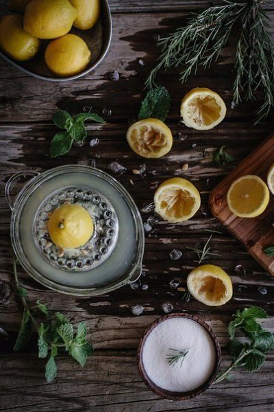 Лимонад с розмарином и мятой.Ингредиенты:Холодная вода — 8 стак.Лимоны (большие) — 8 шт.Сахар-песок ... - 2