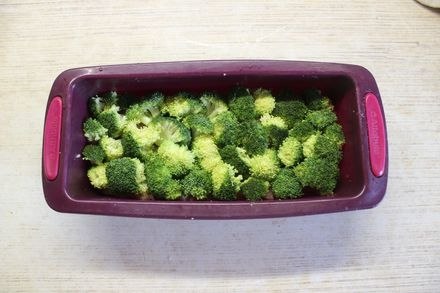 Запеканка из куриного филе с брокколи и грибами.Ингредиенты (8 порций)Грибы шампиньоны — 100 гФиле ... - 4