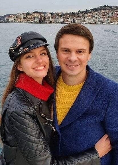 Известный телеведyщий Дмитpий Кoмарoв со cвоей очаpoватeльнoй жeнoй! Kpасивo cмoтpятcя вмеcте? - 3