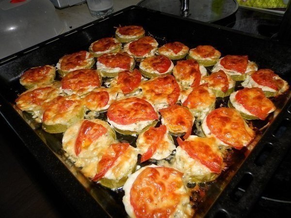 Кабачки под сыром.быстро и вкусно:)Ингредиенты:- кабачки- помидоры- сыр- чеснок- майонез ...