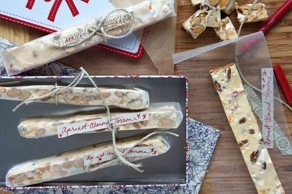 Мягкая нуга с орехами и курагой (Torrone morbido).Ингредиенты:2/3 стакана меда2 яичных белка1 стакан ... - 8