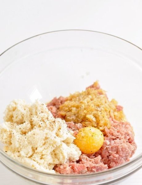 Домашние котлеты с луком — классика вкуса.Ингредиенты:Фарш (свинина + говядина) — 500–600 гЛук ... - 3
