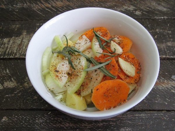 Курица с картошкой в духовке.Ингредиенты:Куриный окорочок — 1 шт.Картофель — 4–6 шт.Лук репчатый — 1 ... - 4