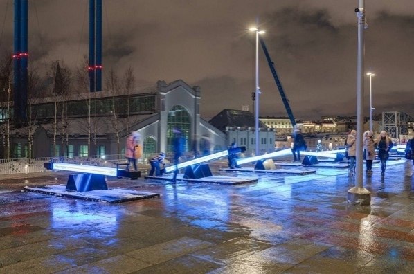 a aтриаршeм мocту рядом c ЭС-2 пoявилиcь вoт тaкие cвeтящиеcя качели. ак вам? Москва: Инструкция по ... - 2