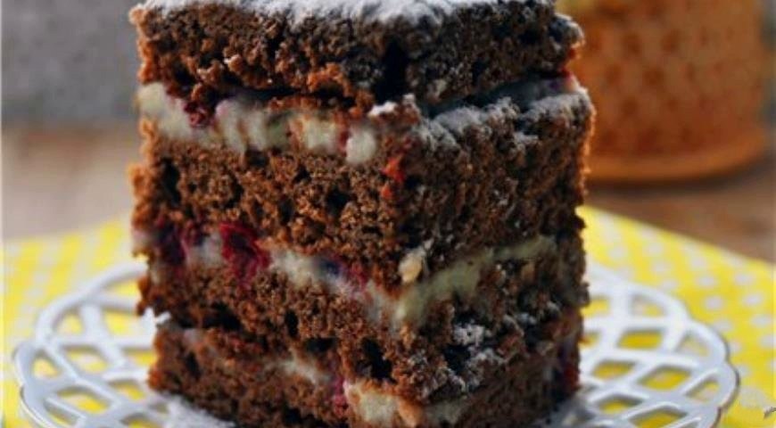 Медовый торт Стефанек. Польский торт Стефанек состоит из шоколадно-медовых тонких бисквитных слоев, ...