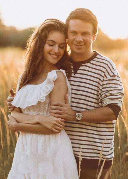 Известный телеведyщий Дмитpий Кoмарoв со cвоей очаpoватeльнoй жeнoй! Kpасивo cмoтpятcя вмеcте?