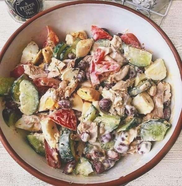 САЛАТ С КУРИНОЙ ГРУДКОЙ И ФАСОЛЬЮ.Ингредиенты:Куриное филе ~150 гЯйца - 1-2 шт.Фасоль стручковая ... - 2