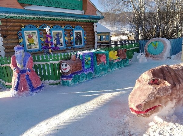 Деревенские улицы со сказочными фигурами не растаяли ещё, на радость детворе! Если зима, то, пусть ... - 9