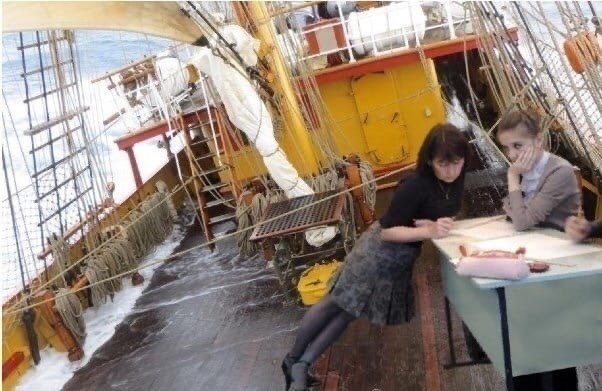 Она ведь просто удобно встала проверить тетрадку - 4